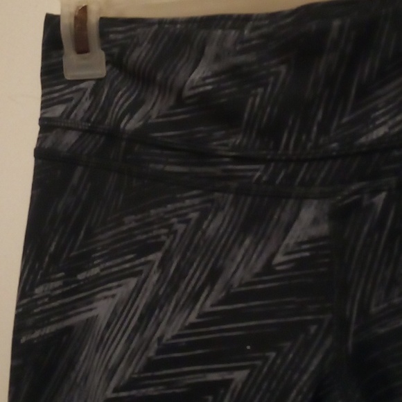 Champion Knee High Workout Legging Shorts - Size Medium - Picture 6 of 7